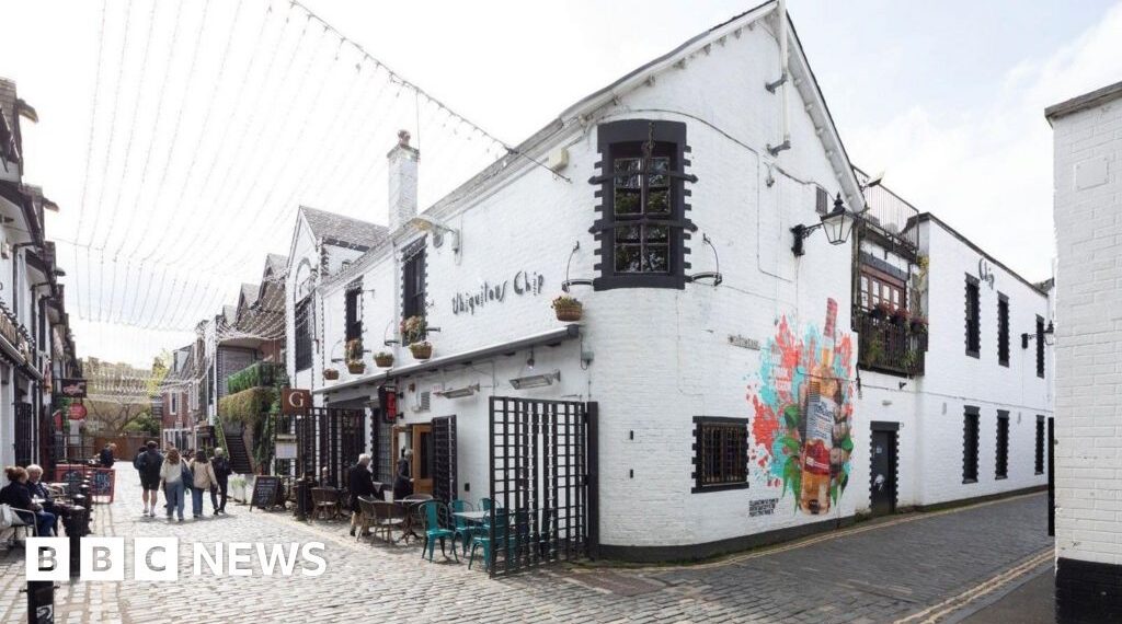 Alasdair Gray murals secure listed status for Glasgow restaurant