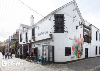 Alasdair Gray murals secure listed status for Glasgow restaurant