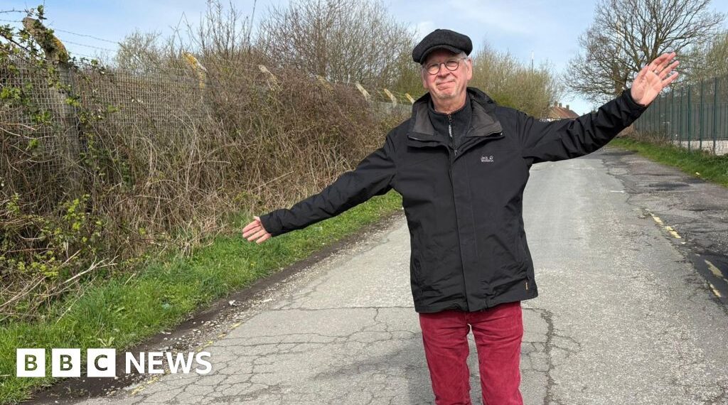 Beatles fan rushes to see Dungeon Lane from Paul McCartney album