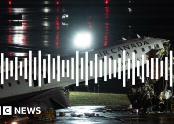 Listen to LaGuardia control tower audio during collision