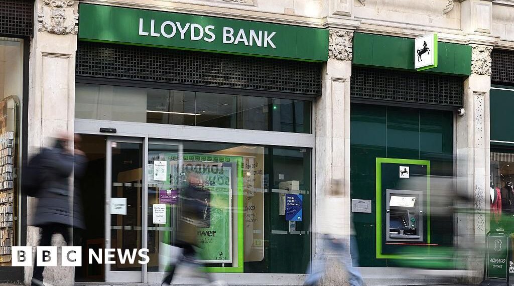 Lloyds bank reveals IT glitch affected almost half a million customers