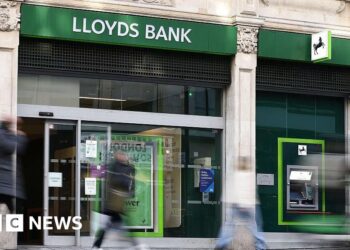 Lloyds bank reveals IT glitch affected almost half a million customers