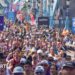 Thousands of runners pass across Tower Bridge during the London Marathon 2025