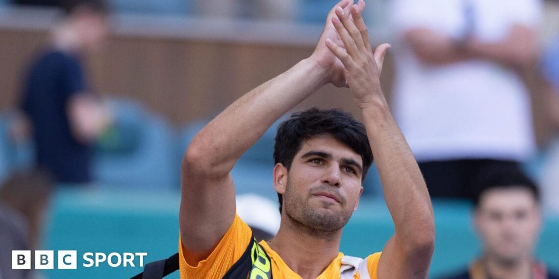 Carlos Alcaraz claps the fans