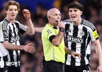 Tino Livramento of Newcastle United and Anthony Gordon of Newcastle United complain to match referee Paul Tierney
