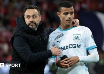 Roberto De Zerbi talks to Mason Greenwood following a Ligue 1 football match between Lille and Marseille