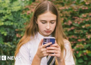 UK teenagers to trial social media bans and digital curfews