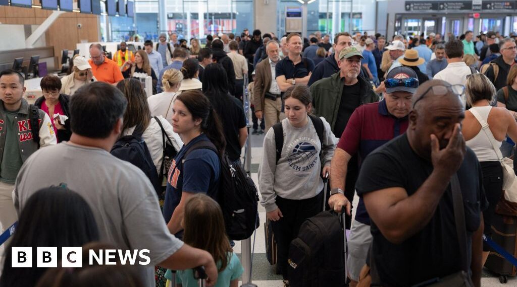 US airport mania: Travelers face hours-long wait times