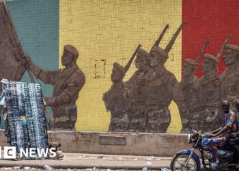 'How are we going to get back home?' Islamist group tightens blockade on Mali capital