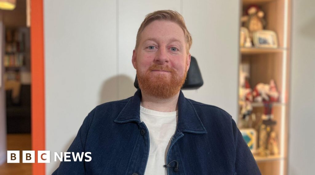 'Titan of a man' - tributes to actor with MND who played Richard III in wheelchair