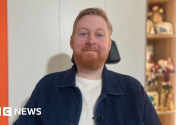 'Titan of a man' - tributes to actor with MND who played Richard III in wheelchair