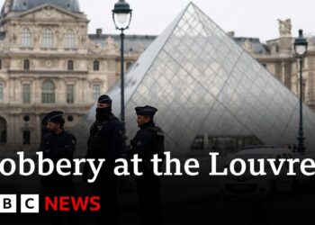 Thieves steal jewels of ‘incalculable’ value in heist at Louvre museum in Paris | BBC News