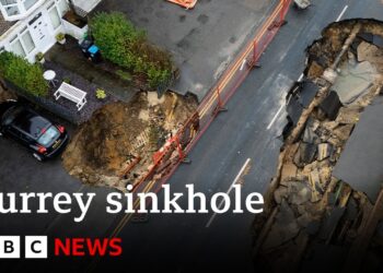 Huge sinkhole in Surrey swallows up more of street | BBC News