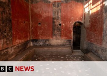 Archaeologists make ‘once-in-a-century’ discovery at Pompeii | BBC News
