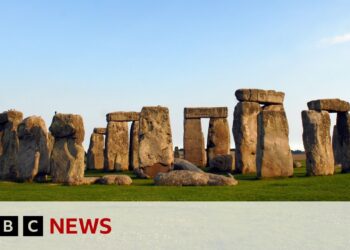 Scientists ‘shocked’ at new Stonehenge discovery | BBC News