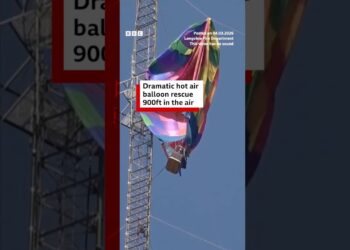 Dramatic hot air balloon rescue in Texas. #Texas #BBCNews | BBC News