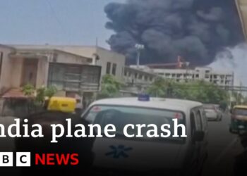 Passenger plane heading for London crashes in India | BBC News
