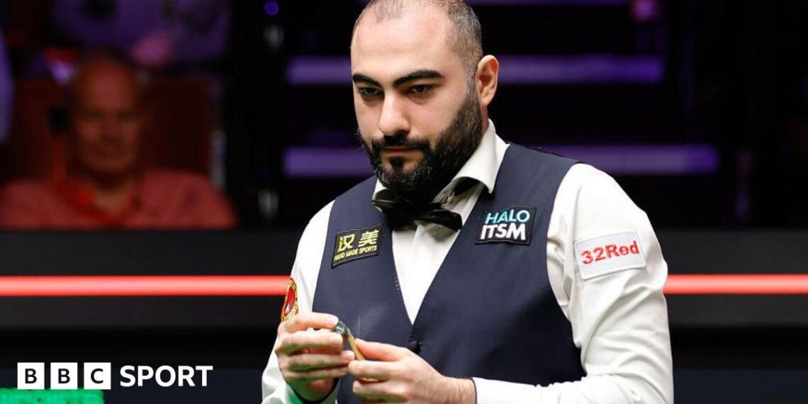 Hossein Vafaei chalking his cue