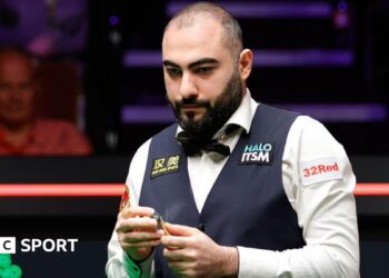 Hossein Vafaei chalking his cue