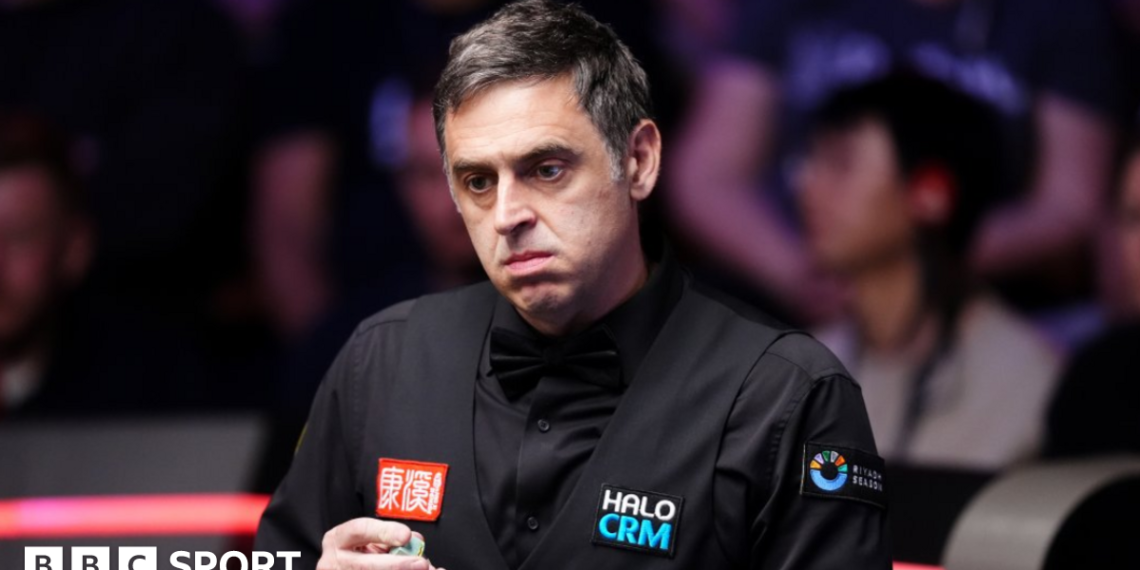 Ronnie O'Sullivan chalking his cue