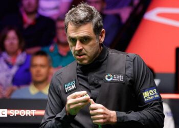 Ronnie O'Sullivan playing in the final of the 2025 World Snooker Championship