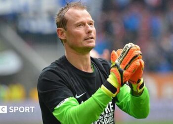 Alex Manninger claps his hands