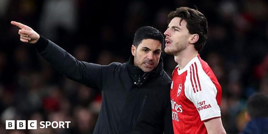 Mikel Arteta speaks to Declan Rice during a match