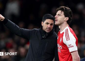 Mikel Arteta speaks to Declan Rice during a match