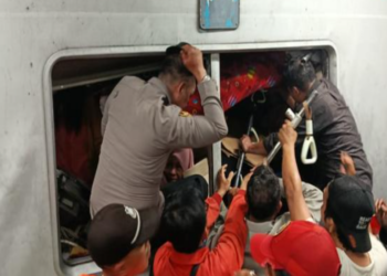 At least four killed and dozens injured in Indonesia train crash