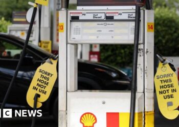 Australians told to continue Easter travel plans despite fuel shortages