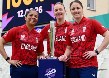 Sophia Dunkley, Lauren Filer and Nat Scriver-Brunt pose with the women's T20 World Cup trophy