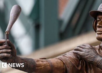 Baseball statue broken as it is unveiled in Seattle