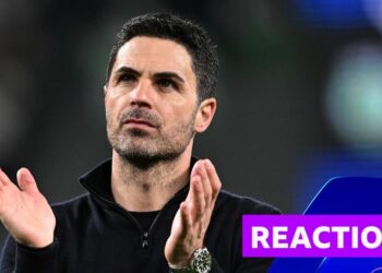 Mikel Arteta looks towards crowd and does a clapping hand motion