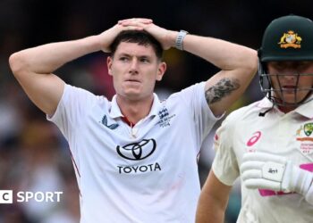 Matthew Potts stands with hands on head during Sydney Test