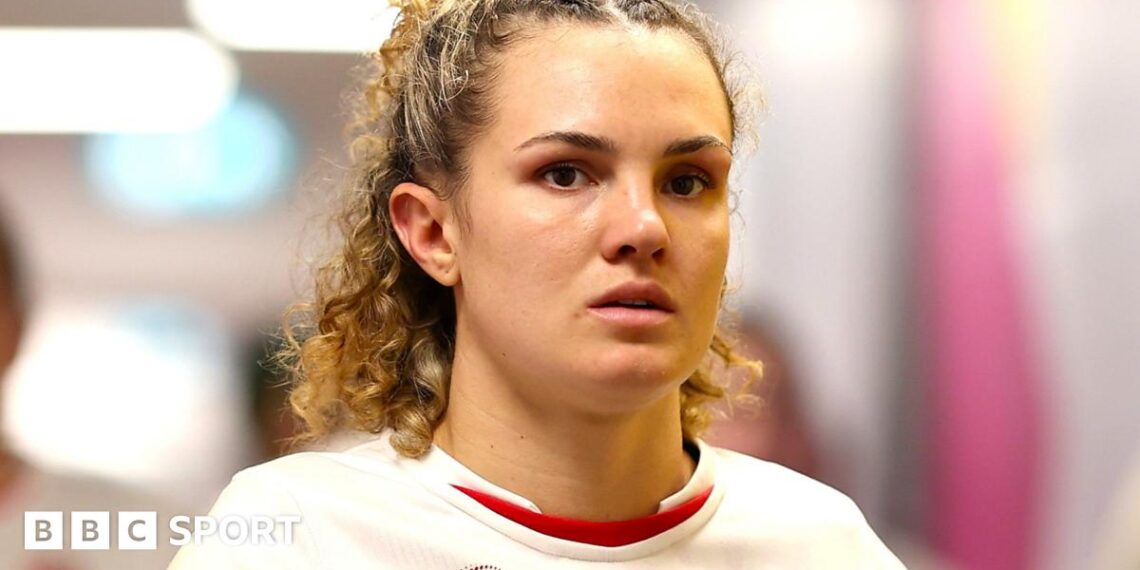 Ellie Kildunne playing for Wasps