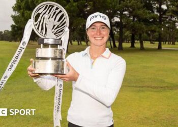 Esme Hamilton holding the South African Open trophy
