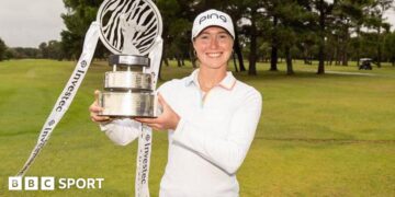 Esme Hamilton holding the South African Open trophy