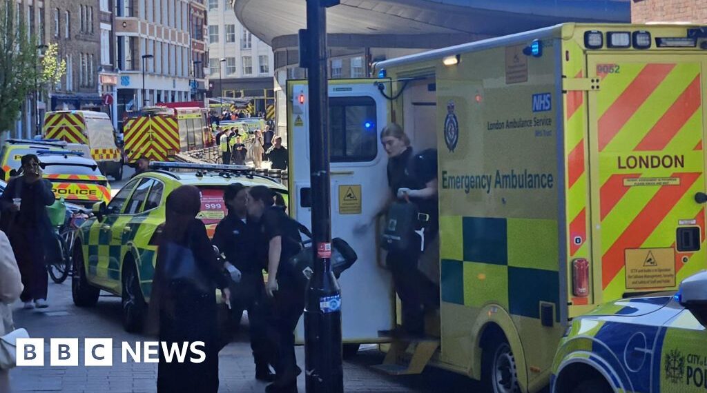 Farringdon station shut due to suspected gas leak