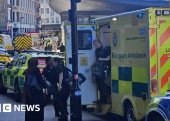 Farringdon station shut due to suspected gas leak