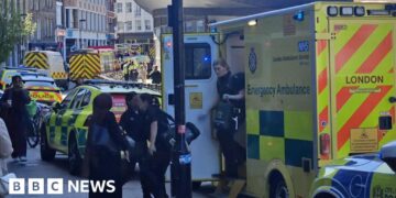 Farringdon station shut due to suspected gas leak