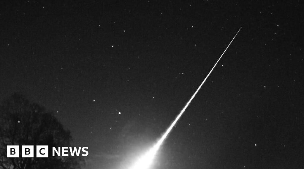 Footage captures meteor crossing the sky