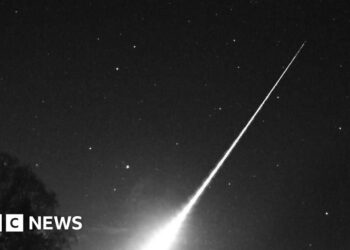 Footage captures meteor crossing the sky