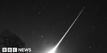 Footage captures meteor crossing the sky