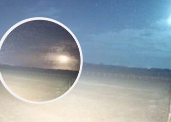 Footage captures meteor flying across the sky