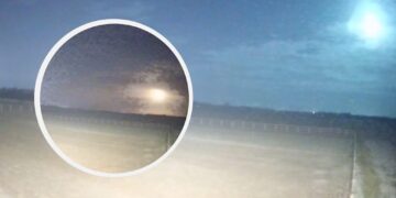 Footage captures meteor flying across the sky