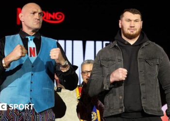 Tyson Fury and Arslanbek Makhmudov pose with their fists up for pictures