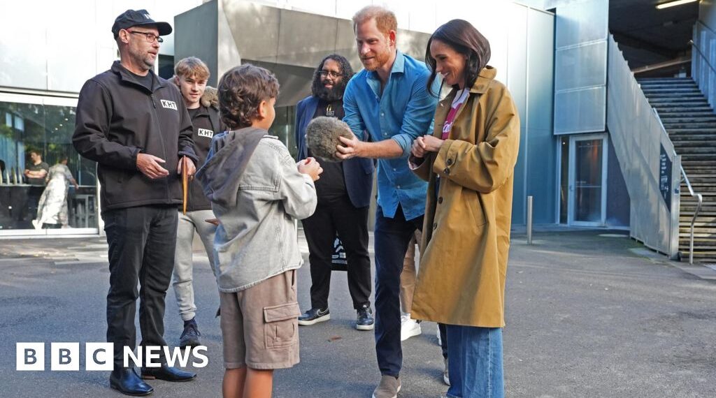 Harry and Meghan join Aboriginal walking tour in Melbourne
