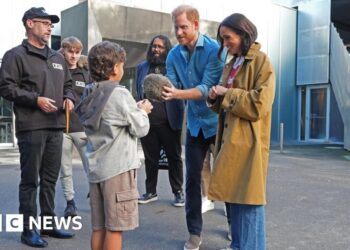 Harry and Meghan join Aboriginal walking tour in Melbourne