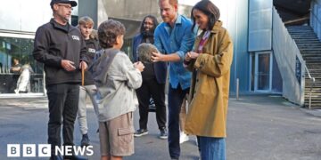 Harry and Meghan join Aboriginal walking tour in Melbourne