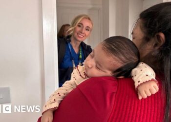 Health visitors call for limits on 'impossible' 1,000-family caseloads